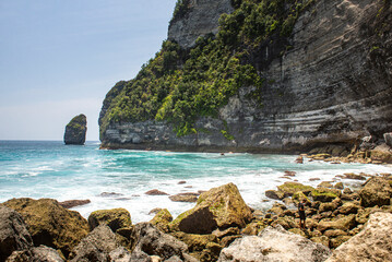 Skalista plaża z widokiem na klify na wyspie Nusa Penida, Bali, Indonezja © Anna
