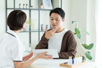 Obraz premium メンズエステでカウンセリングを受けるミドルの男性