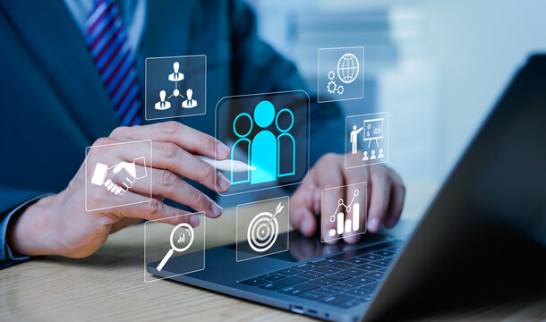 Human resources manager managing HR and CRM processes, providing recruitment consulting, promoting teamwork, leadership, and collaborative workspace culture to achieve business goals.