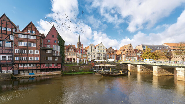 Blick auf den ehemaligen Ilmenau-Hafen in L&uuml;neburg mit historischen Wohn- und Handelsh&auml;usern in der Altstadt