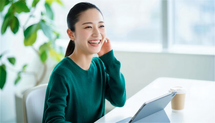 オフィスでリラックスして大きく笑う若い女性