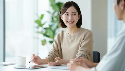 笑顔で顧客と対話し契約の提案をする女性社員