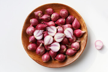 Obraz premium Red shallots on white background.