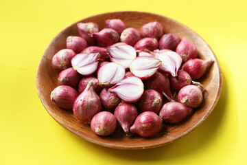 Obraz premium Red shallots on yellow background.