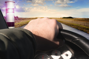 Ein Mann f&auml;hrt ein Auto und wird wegen zu hoher Geschwindigkeit von einem Blitzer erfasst