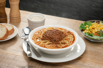 食卓に置かれたミートソースの大盛りスープパスタ