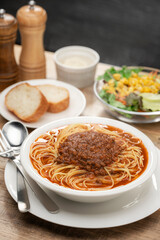 ミートソースのスープパスタとパンが並ぶランチテーブル