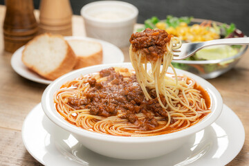 ミートソースが皿からこぼれそうな大盛りスープパスタ