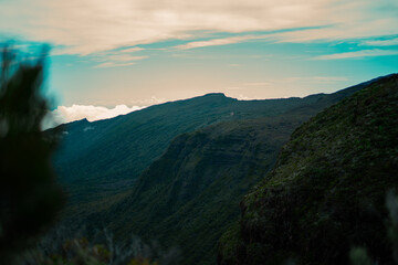 Falaises volcaniques verdoyantes du Piton de la Fournaise