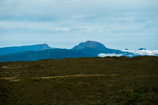 Hauts plateaux volcaniques du Piton de la Fournaise avec sommets en arri&egrave;re-plan