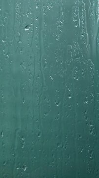 しとしと降る雨と窓ガラスの水滴　緑の森と梅雨の情緒