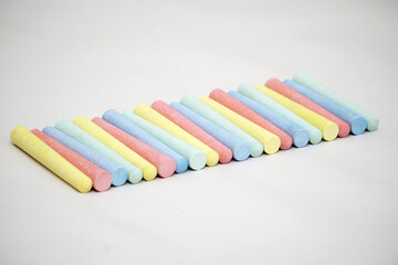 Naklejka premium Creative Classroom Supplies Colorful Chalk Pattern Background