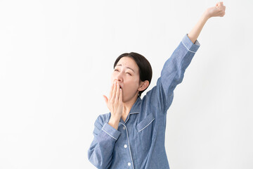 パジャマを着ている女性　ライフスタイルイメージ