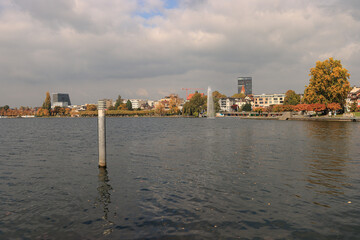 Herbstlicher Zugersee; Blick zum Alpenquai in Zug