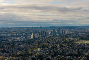 Obraz premium City Skyline Over Suburban Burnaby: Modern High-Rises Amid Residential Neighborhoods at Dusk