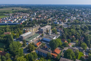 Die Stadt Puchheim an der westlichen  Stadtgrenze M&uuml;nchens im Kreis F&uuml;rstenfeldbruck von oben
