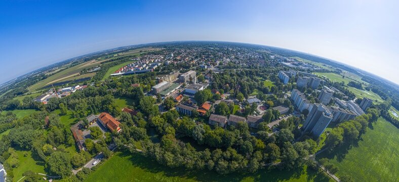 Ausblick auf die Metropolregion M&uuml;nchen rund um die Stadt Puchheim in Oberbayern
