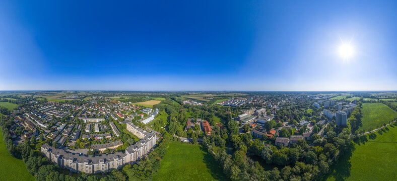 Die Stadt Puchheim an der westlichen  Stadtgrenze M&uuml;nchens im Kreis F&uuml;rstenfeldbruck von oben