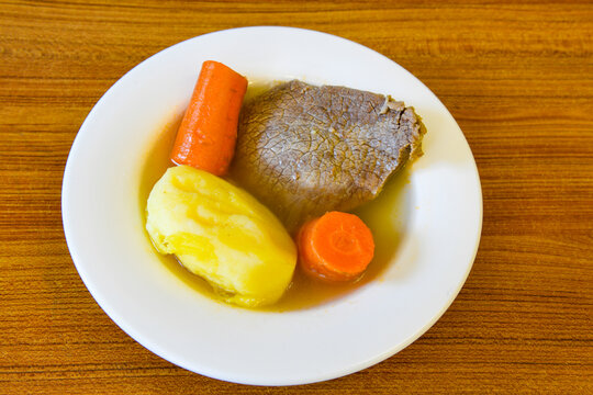 Dana kavurma, guvec.Sauteed meat with carrots and peas ( Turkish ; Et, Tavuk Sote. guvec  ) Et kavurma, orman ciftlik kebap. Tandir, tas kebabi.