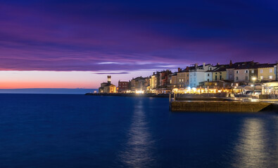 Naklejka premium A colorful sunset over the coastline of the historic old town of Piran in Slovenia