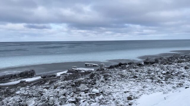 厳冬期のオホーツク海、鉛色の空と海、打ち上げられた流氷