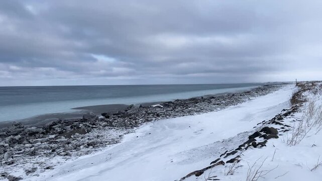 厳冬期のオホーツク海、鉛色の空と海、打ち上げられた流氷