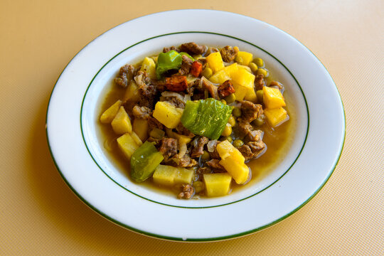 Dana kavurma, guvec.Sauteed meat with carrots and peas ( Turkish ; Et, Tavuk Sote. guvec  ) Et kavurma, orman ciftlik kebap. Tandir, tas kebabi.