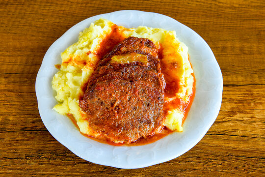 Dana kavurma, guvec.Sauteed meat with carrots and peas ( Turkish ; Et, Tavuk Sote. guvec  ) Et kavurma, orman ciftlik kebap. Tandir, tas kebabi.
