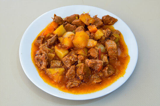 Dana kavurma, guvec.Sauteed meat with carrots and peas ( Turkish ; Et, Tavuk Sote. guvec  ) Et kavurma, orman ciftlik kebap. Tandir, tas kebabi.