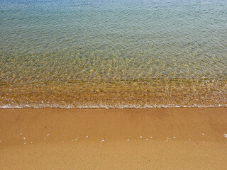 美しいビーチの砂浜と透明な海水の風景