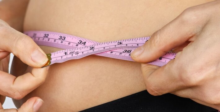 Measuring waist circumference with a tape measure
