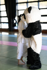 パンダの着ぐるみに体当たりしてタックルする空手着の子供