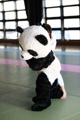 パンダの着ぐるみに体当たりしてタックルする空手着の子供