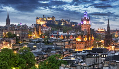 Obraz premium Edinburgh Castle and Princes Street at Sunset from Calton hill, Scotland - UK