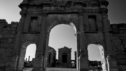 Archeologia in bianco e nero. Il complesso archeologico con i resti della antica città romana di...