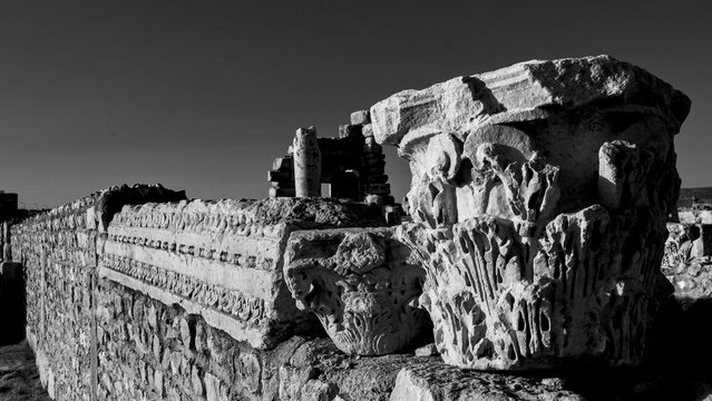 Archeologia in bianco e nero. Il complesso archeologico con i resti della antica citt&agrave; romana di Sufetular a Sbeitla nel governatorato di Kasserine.Tunisia, Nord Africa