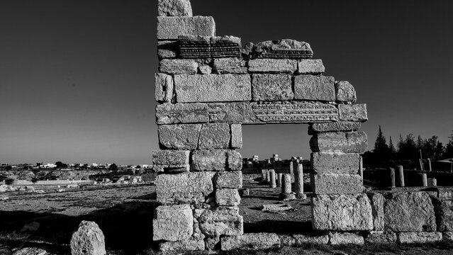 Archeologia in bianco e nero. Il complesso archeologico con i resti della antica citt&agrave; romana di Sufetular a Sbeitla nel governatorato di Kasserine.Tunisia, Nord Africa