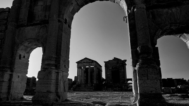 Archeologia in bianco e nero. Il complesso archeologico con i resti della antica citt&agrave; romana di Sufetular a Sbeitla nel governatorato di Kasserine.Tunisia, Nord Africa