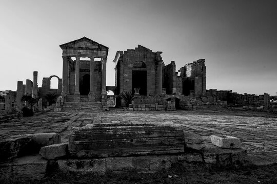 Archeologia in bianco e nero. Il complesso archeologico con i resti della antica citt&agrave; romana di Sufetular a Sbeitla nel governatorato di Kasserine.Tunisia, Nord Africa
