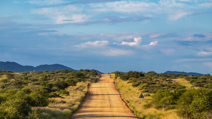 Fototapeta premium Route en terre dans le centre de la Namibie