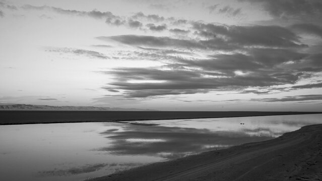 Paesaggi in bianco e nero. Panorama del grande lago salato di Chott el-Jerid al tramonto,Tozeur.Tunisia, Nord Africa