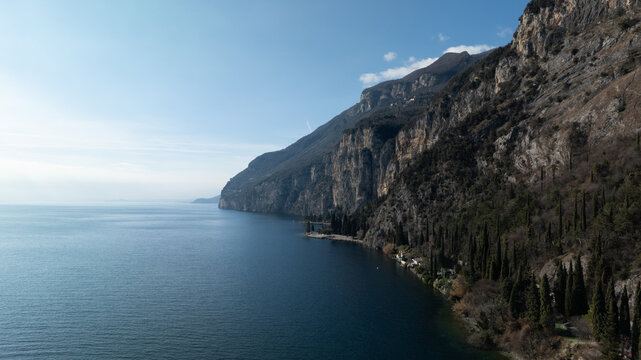 Minimalist composition of Lake Garda with mountain slopes and open water. Soft natural light and peaceful atmosphere suitable for travel, wellness and nature concepts.