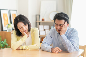 リビングで夫婦喧嘩をするミドルの夫婦