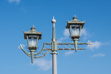青空に映える街灯