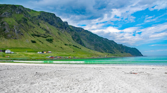 M&aring;l&oslash;y Norwegen,   Zwischen den Bergen im Norden der Insel V&aring;gs&oslash;ya liegt ein traumhaft sch&ouml;ner Sandstrand Refviksanden. 