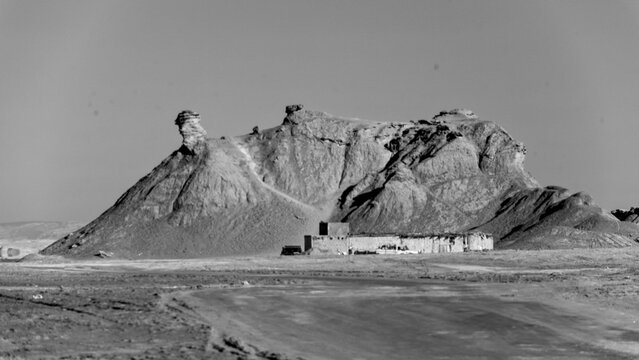 Paesaggi in bianco e nero. Il deserto del Sahara nella regione di Tezeur, l'area di Ong Jmal con la famosa roccia a forma di cammello . Tunisia, Nord Africa