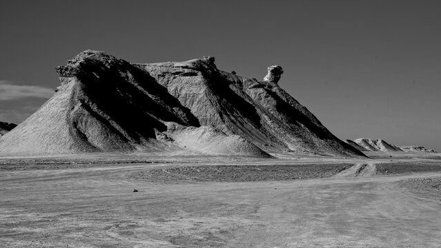 Paesaggi in bianco e nero. Il deserto del Sahara nella regione di Tezeur, l'area di Ong Jmal con la famosa roccia a forma di cammello . Tunisia, Nord Africa