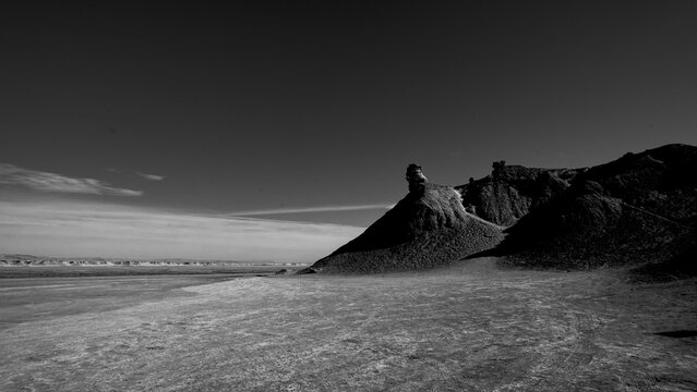Paesaggi in bianco e nero. Il deserto del Sahara nella regione di Tezeur, l'area di Ong Jmal con la famosa roccia a forma di cammello . Tunisia, Nord Africa