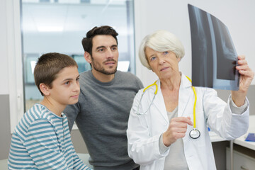 Obraz premium attractive doctor showing an xray to his patient