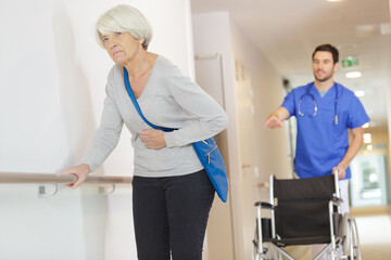 Obraz premium old woman needing help from nurse in hospital